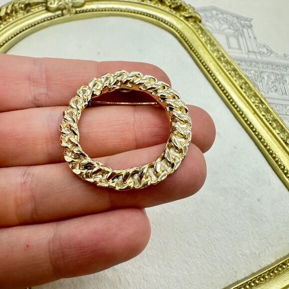 Vintage Jewelry Gold Tone Rope Circle Brooch Round Pin - Picture 1 of 3
